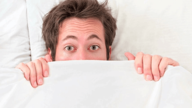 De mens schaamt zich voor de grootte van zijn penis