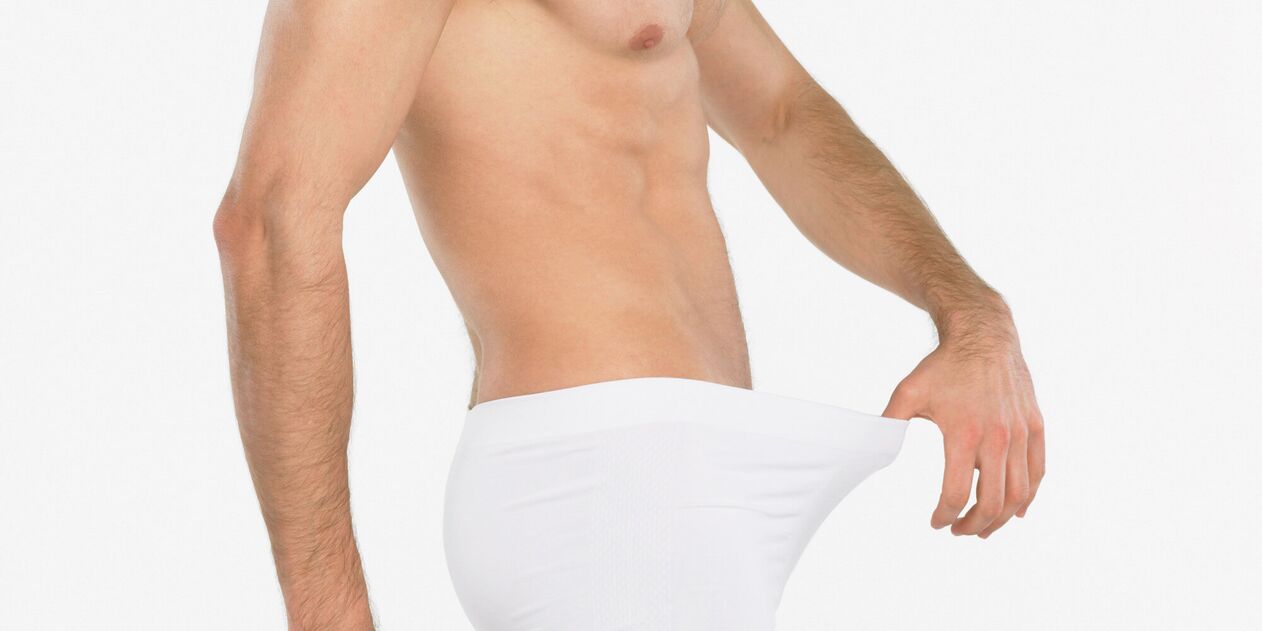 Een man denkt aan een toename van de penis met massage